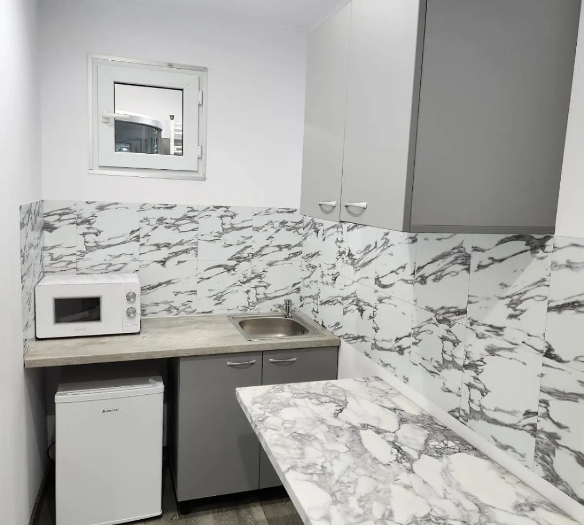 Luxinn Бухарест 0*,  Румыния