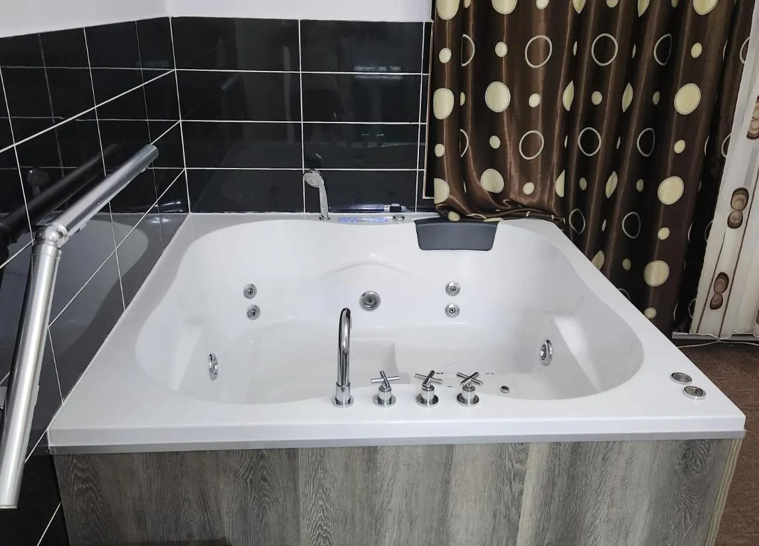 Luxinn Bucarest 0*,  Romania