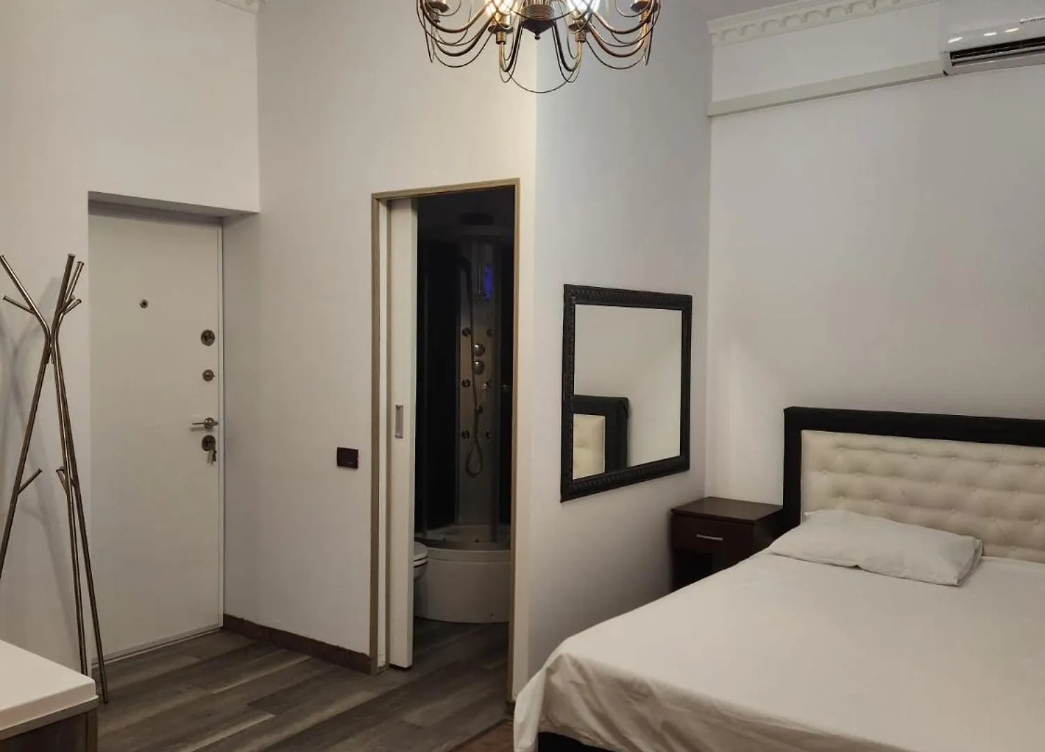 Bed & Breakfast Luxinn Bucarest Romania